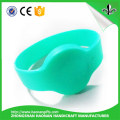 Bracelet coloré de silicone avec le logo gravé en refief ou la couleur remplie